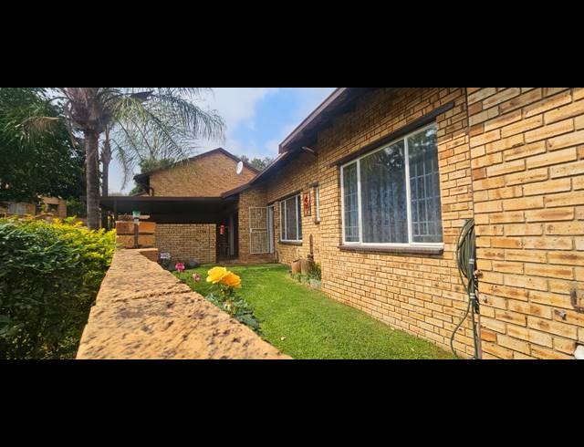 3 BEDROOM TOWNHOUSE FOR SALE IN SAFARI GARDENS